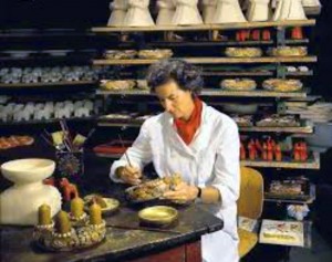 La Contessa Lena Thun mentre lavora la ceramica
