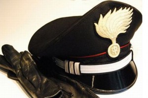 carabinieri_guanti_e_cappello