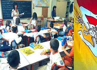 scuola_ragazzi_in_aula_bandiera_siciliana