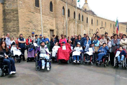Disabili protestano davanti Ars