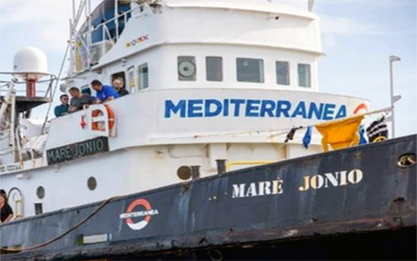 Nave ong con 49 persone ferma davanti a Lampedusa