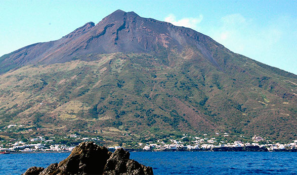 Stromboli si placa, resta l’allerta