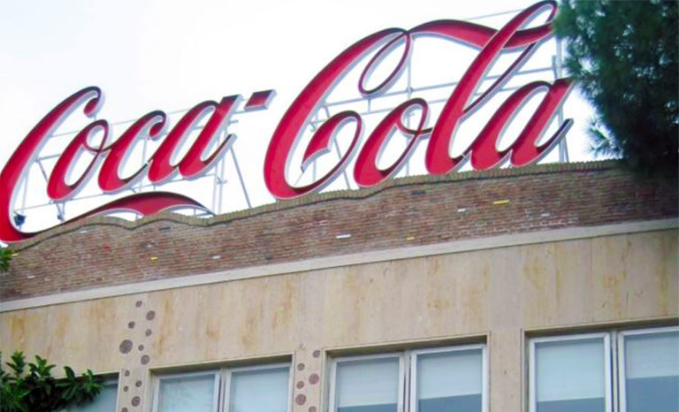 Coca Cola, via con un pretesto
