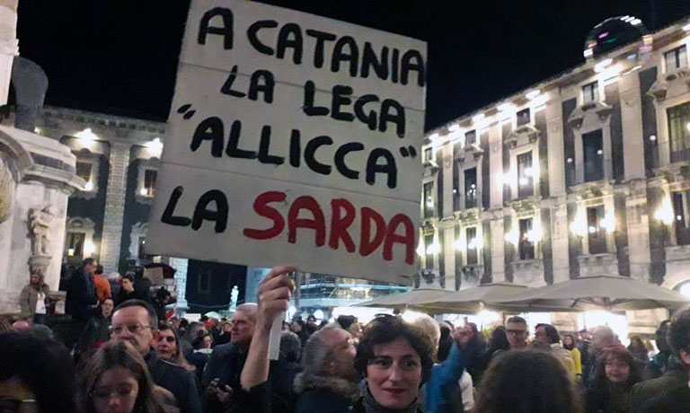 Sardine in piazza Duomo manifestano