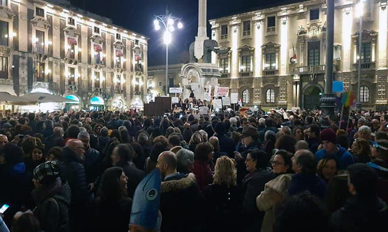 Sardine in piazza Duomo a Catania