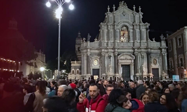 Sardine in piazza Duomo a Catania