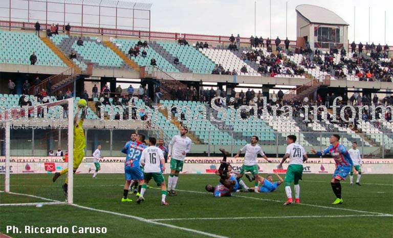 Catania-Avellino 3-1, rimonta trionfale