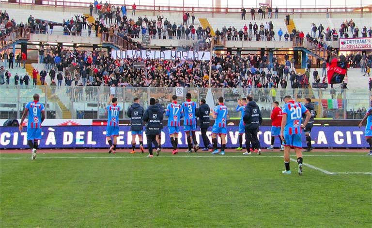 Calcio Catania paga stipendi a 6 calciatori