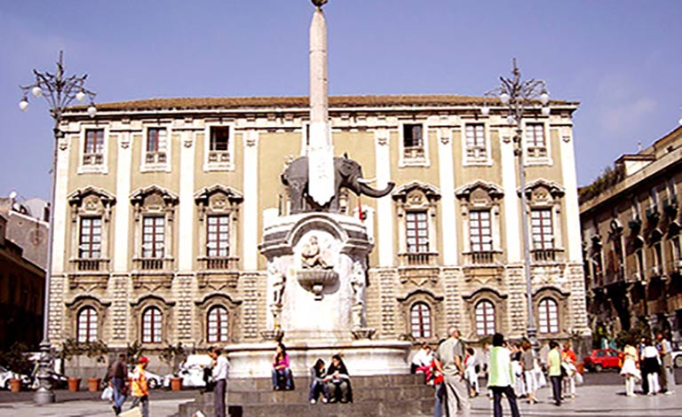 Catania, vietata sosta pedonale in piazza Duomo