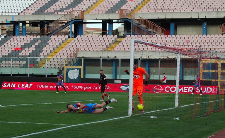 Catania-Catanzaro 1-1, etnei recuperano nel finale
