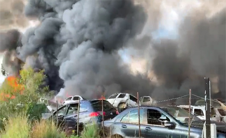 Autodemolizioni Mineo, carcasse di auto in fiamme