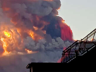 Eruzione Etna fa paura, aeroporto chiuso