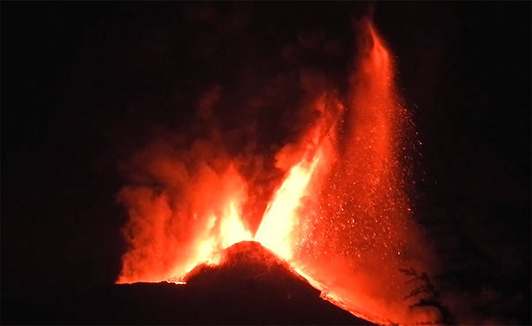 Etna, notte di fuoco e fontane di lava - video