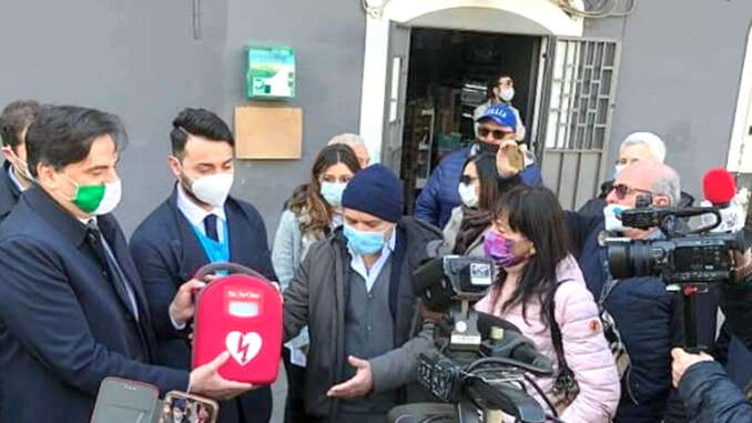Nuovo defibrillatore in piazza Bellini a Catania
