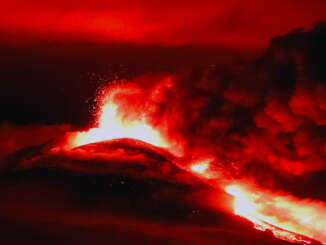 Etna, fontane di lava con boati e notte in subbuglio