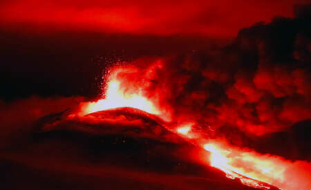 Etna, fontane di lava con boati e notte in subbuglio