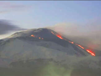 Etna si fa ancora notare con parossismi e sbuffi di cenere