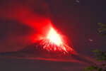 Etna incendia la notte e offre spettacolo