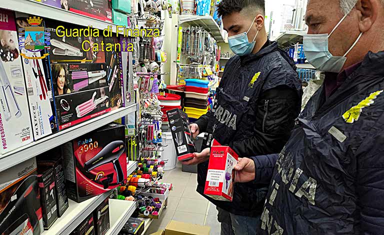 Mascherine e oggetti contraffatti, sequestro nel catanese