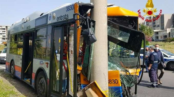 Autobus Amt contro palo a Catania, due feriti gravi