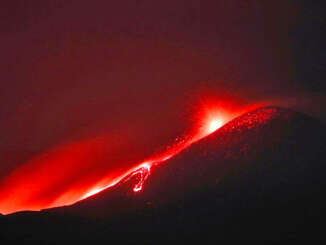 Etna, notte di spettacolo con fontane di lava lapilli e cenere