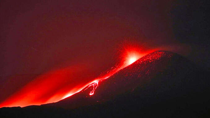 Etna, notte di spettacolo con fontane di lava lapilli e cenere