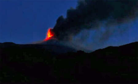 Etna torna a far fuoco, cenere e lapilli