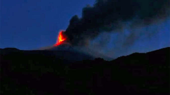 Etna torna a far fuoco, cenere e lapilli