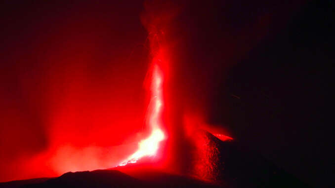 Etna, terza fase parossistica con notte infuocata