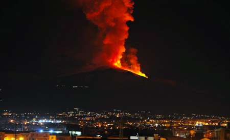 Etna, ancora fuoco e cenere per i paesi sottostanti