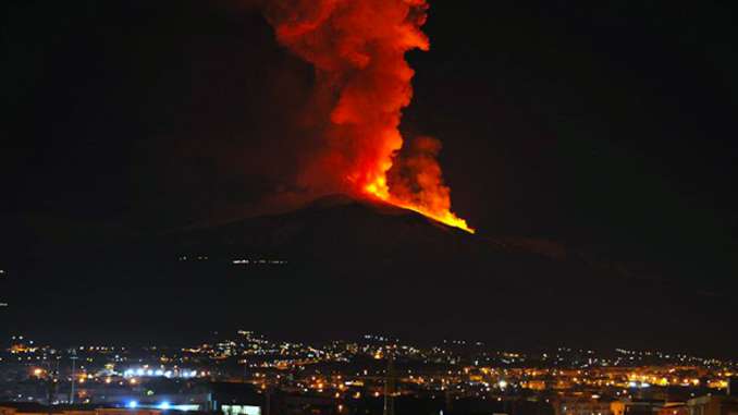 Etna, ancora fuoco e cenere per i paesi sottostanti