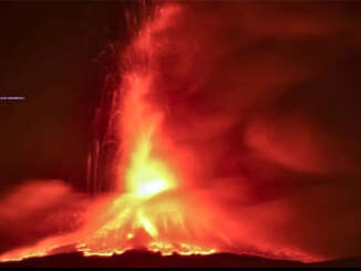 Allerta Etna, Lava e cenere voli dirottati - video