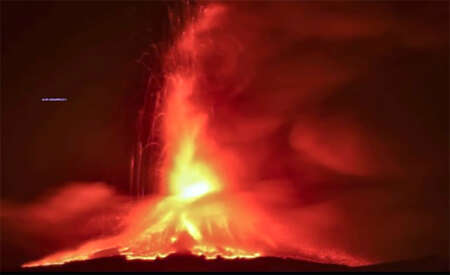 Allerta Etna, Lava e cenere voli dirottati - video