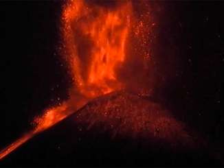 Etna, fontane di fuoco e altissima nube lavica