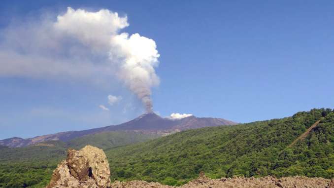 Etna con fontane di lava e boati, ritorna la cenere