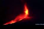 Etna, ennesima spettacolare eruzione lavica