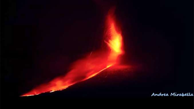 Etna, ennesima spettacolare eruzione lavica