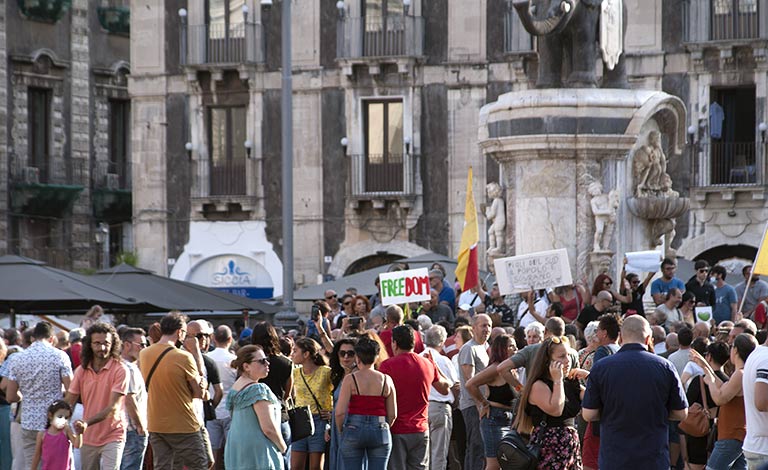 Catania protesta contro il Green Pass e il Governo