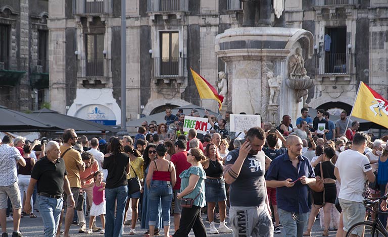 Catania protesta contro il Green Pass e il Governo