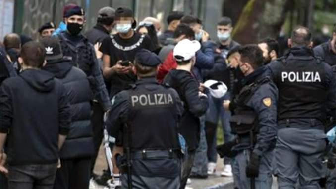 Rissa a Catania per un parcheggio, tre arresti