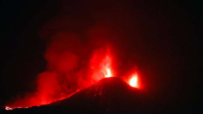 Etna, notte di fuoco fiamme e cenere