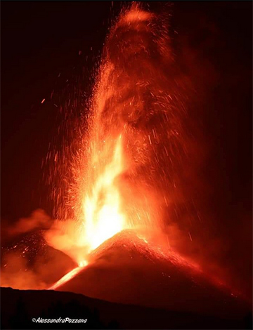 Etna, notte di fuoco fiamme e cenere