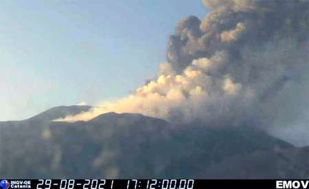 Etna, risveglio improvviso con fuoco e cenere