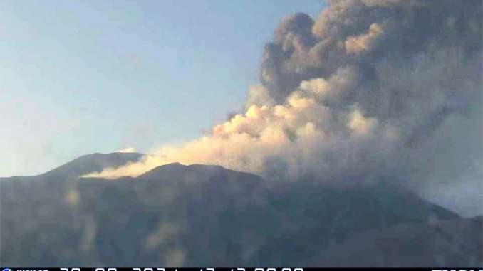 Etna, risveglio improvviso con fuoco e cenere