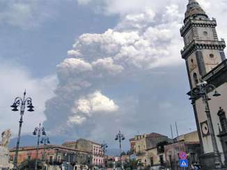 Etna, eruzione lava e nube di cenere