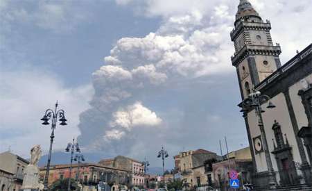 Etna, eruzione lava e nube di cenere