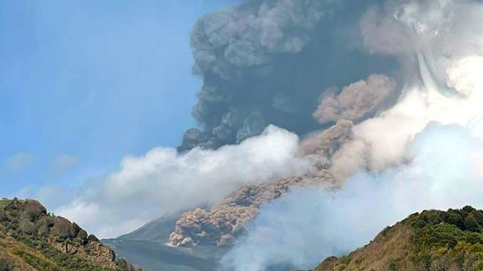 Etna, danni e cenere lavica anche a Taormina - Video
