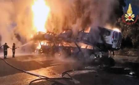 Autostrada Messina-Catania, camion bisarca in fiamme
