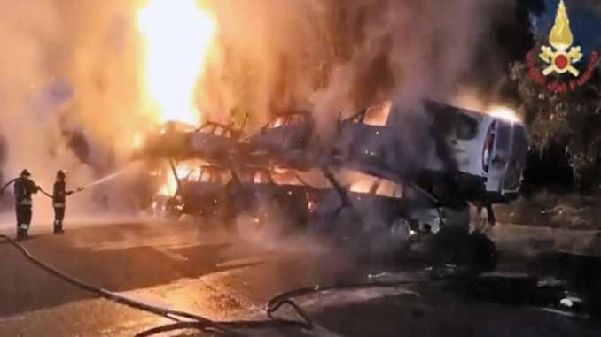 Autostrada Messina-Catania, camion bisarca in fiamme