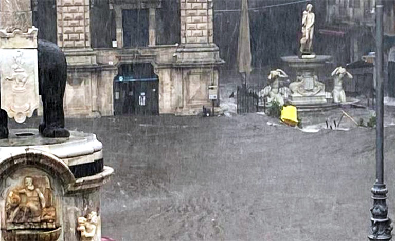 Bufera a Catania, la città etnea è sommersa